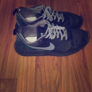 Airmax Tavas Black, Gray and White. Size 8.5.